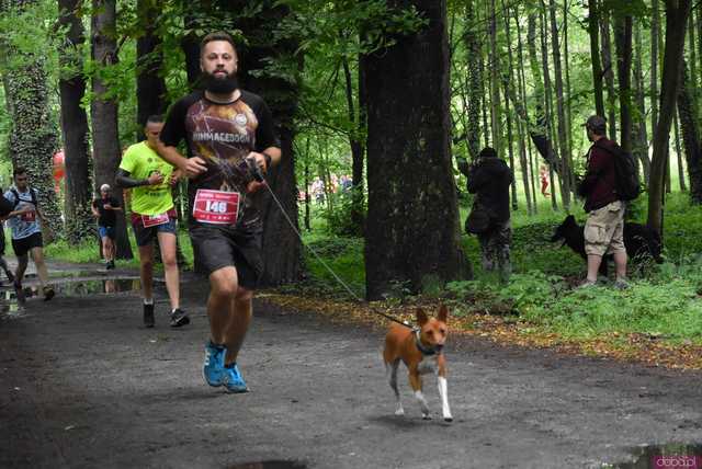 [WIDEO/FOTO] Pobiegli alejkami Parku Strzelnica w letniej odsłonie Świdnickich Biegów Parkowych