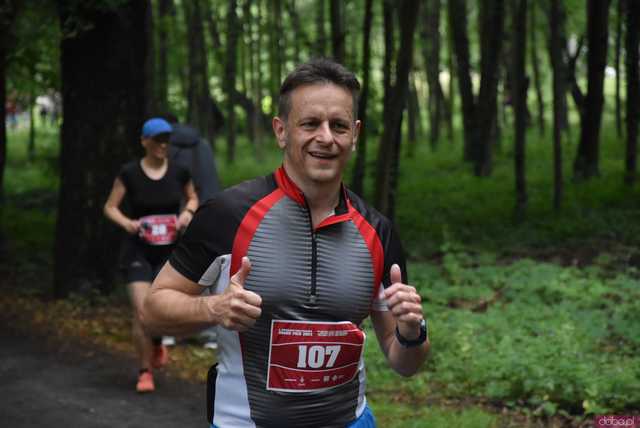 [WIDEO/FOTO] Pobiegli alejkami Parku Strzelnica w letniej odsłonie Świdnickich Biegów Parkowych