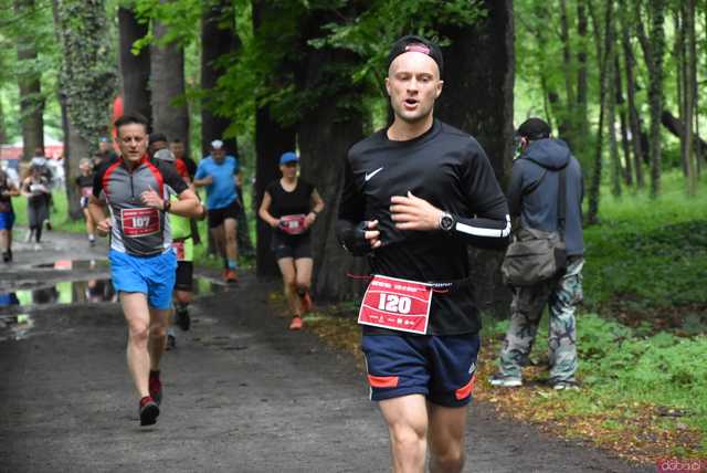 [WIDEO/FOTO] Pobiegli alejkami Parku Strzelnica w letniej odsłonie Świdnickich Biegów Parkowych