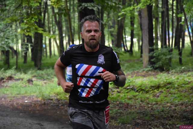 [WIDEO/FOTO] Pobiegli alejkami Parku Strzelnica w letniej odsłonie Świdnickich Biegów Parkowych
