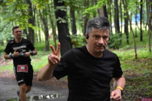 [WIDEO/FOTO] Pobiegli alejkami Parku Strzelnica w letniej odsłonie Świdnickich Biegów Parkowych
