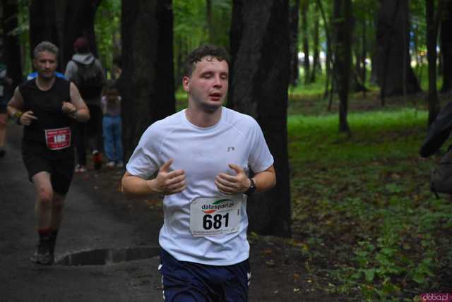 [WIDEO/FOTO] Pobiegli alejkami Parku Strzelnica w letniej odsłonie Świdnickich Biegów Parkowych