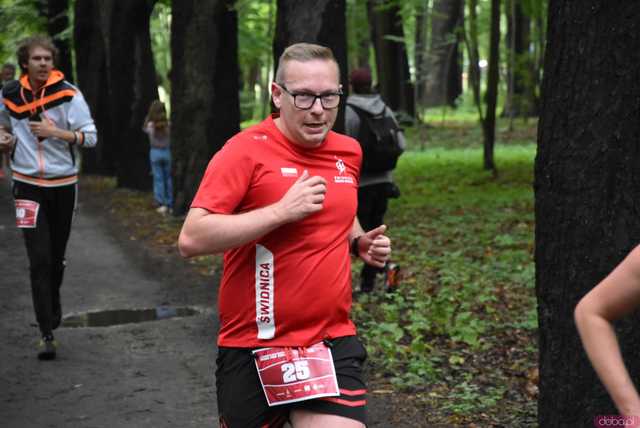 [WIDEO/FOTO] Pobiegli alejkami Parku Strzelnica w letniej odsłonie Świdnickich Biegów Parkowych