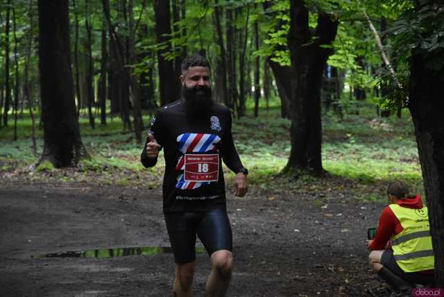 [WIDEO/FOTO] Pobiegli alejkami Parku Strzelnica w letniej odsłonie Świdnickich Biegów Parkowych