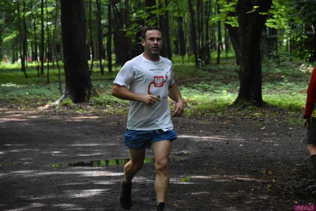 [WIDEO/FOTO] Pobiegli alejkami Parku Strzelnica w letniej odsłonie Świdnickich Biegów Parkowych