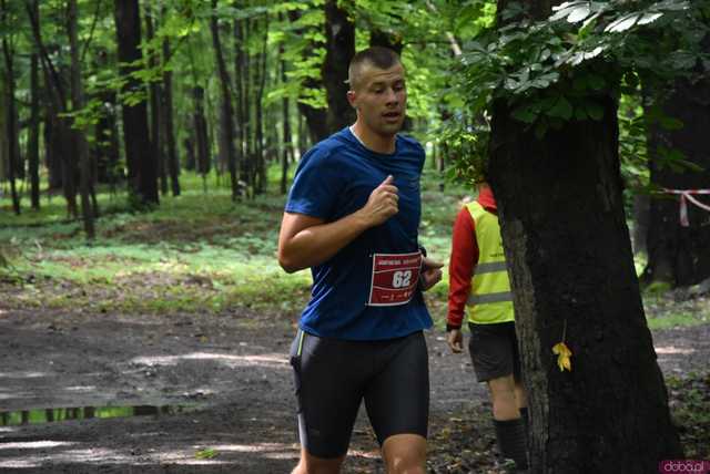 [WIDEO/FOTO] Pobiegli alejkami Parku Strzelnica w letniej odsłonie Świdnickich Biegów Parkowych