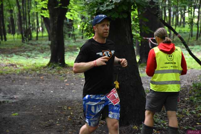 [WIDEO/FOTO] Pobiegli alejkami Parku Strzelnica w letniej odsłonie Świdnickich Biegów Parkowych