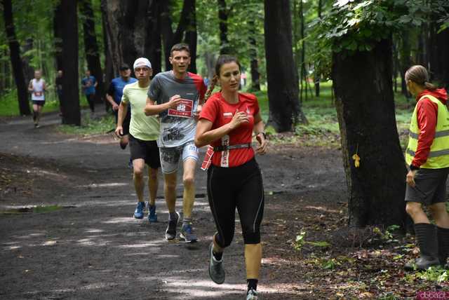 [WIDEO/FOTO] Pobiegli alejkami Parku Strzelnica w letniej odsłonie Świdnickich Biegów Parkowych