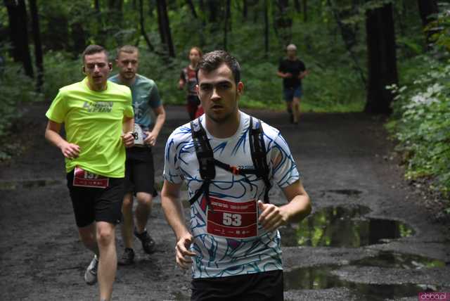 [WIDEO/FOTO] Pobiegli alejkami Parku Strzelnica w letniej odsłonie Świdnickich Biegów Parkowych