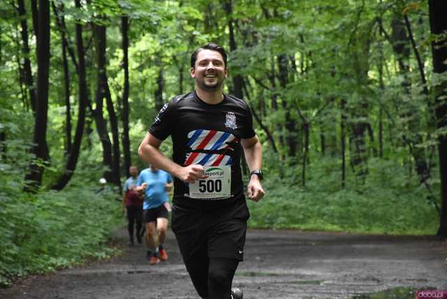 [WIDEO/FOTO] Pobiegli alejkami Parku Strzelnica w letniej odsłonie Świdnickich Biegów Parkowych