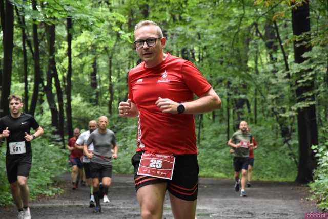 [WIDEO/FOTO] Pobiegli alejkami Parku Strzelnica w letniej odsłonie Świdnickich Biegów Parkowych