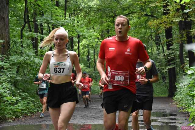 [WIDEO/FOTO] Pobiegli alejkami Parku Strzelnica w letniej odsłonie Świdnickich Biegów Parkowych