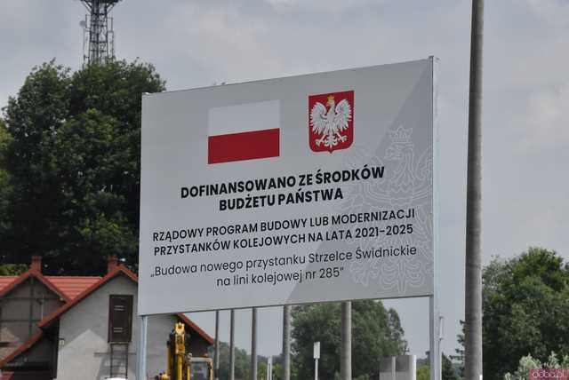 [FOTO] Zobaczcie, jak prezentuje się nowy przystanek kolejowy w Strzelcach. Kiedy staną tam pierwsze pociągi?