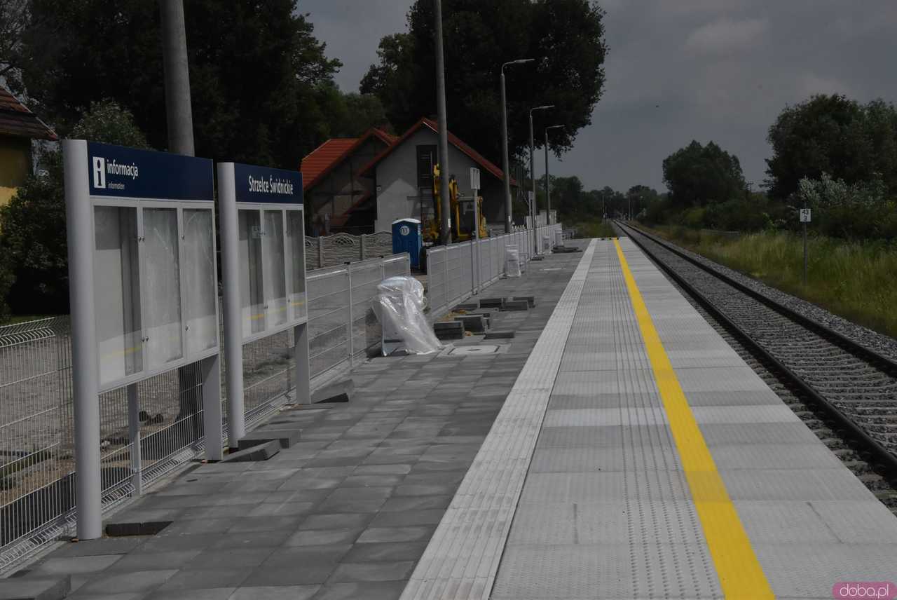 [FOTO] Zobaczcie, jak prezentuje się nowy przystanek kolejowy w Strzelcach. Kiedy staną tam pierwsze pociągi?