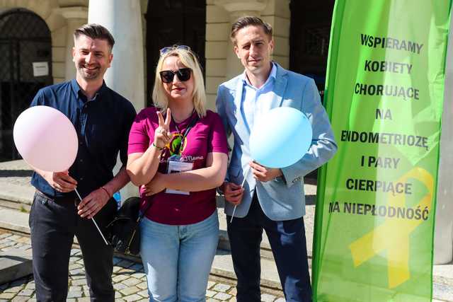 [FOTO] Zwięszkali swoją świadomość na temat in-vitro. Do świdnickich podstawówek trafi książka o tej metodzie zapłodnienia