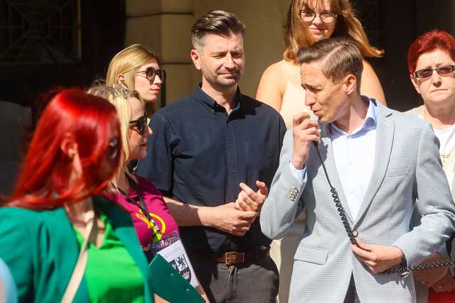 [FOTO] Zwięszkali swoją świadomość na temat in-vitro. Do świdnickich podstawówek trafi książka o tej metodzie zapłodnienia