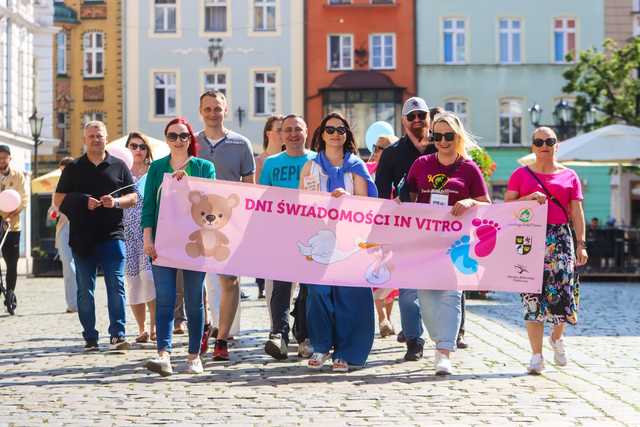 [FOTO] Zwięszkali swoją świadomość na temat in-vitro. Do świdnickich podstawówek trafi książka o tej metodzie zapłodnienia