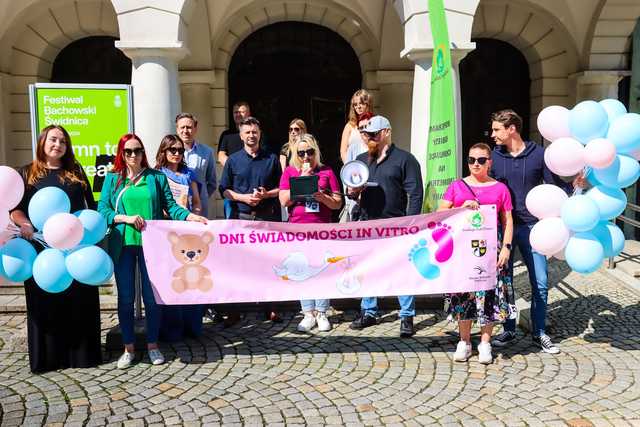 [FOTO] Zwięszkali swoją świadomość na temat in-vitro. Do świdnickich podstawówek trafi książka o tej metodzie zapłodnienia