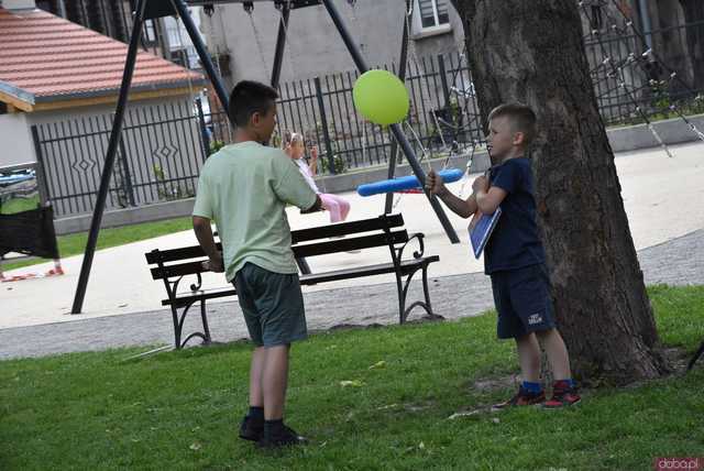 [FOTO] Nowa biblioteczka plenerowa już dostępna! Jak z niej korzystać? Gdzie się znajduje?