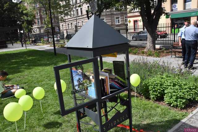 [FOTO] Nowa biblioteczka plenerowa już dostępna! Jak z niej korzystać? Gdzie się znajduje?