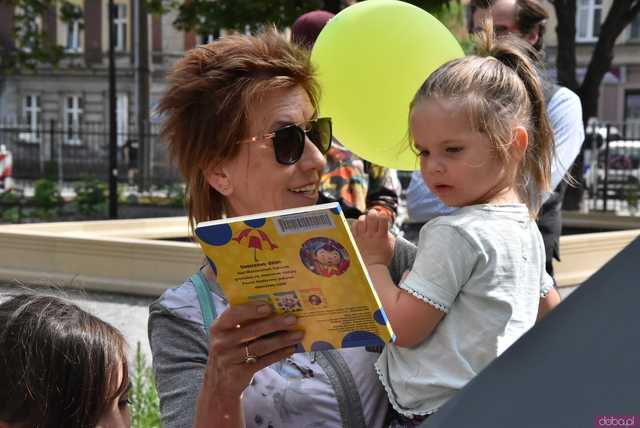 [FOTO] Nowa biblioteczka plenerowa już dostępna! Jak z niej korzystać? Gdzie się znajduje?