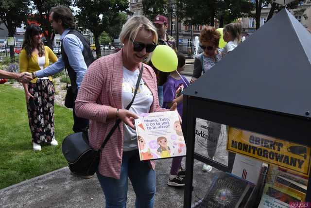 [FOTO] Nowa biblioteczka plenerowa już dostępna! Jak z niej korzystać? Gdzie się znajduje?