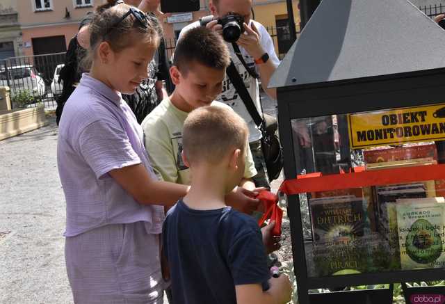 [FOTO] Nowa biblioteczka plenerowa już dostępna! Jak z niej korzystać? Gdzie się znajduje?