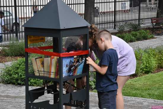 [FOTO] Nowa biblioteczka plenerowa już dostępna! Jak z niej korzystać? Gdzie się znajduje?