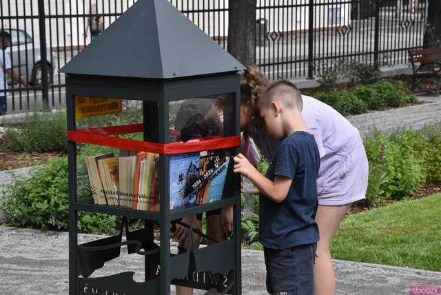 [FOTO] Nowa biblioteczka plenerowa już dostępna! Jak z niej korzystać? Gdzie się znajduje?