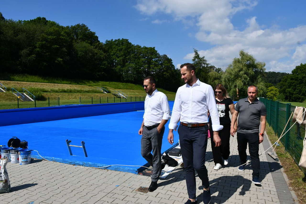 Trwają przygotowania do otwarcia sezonu letniego na basenie w Świebodzicach