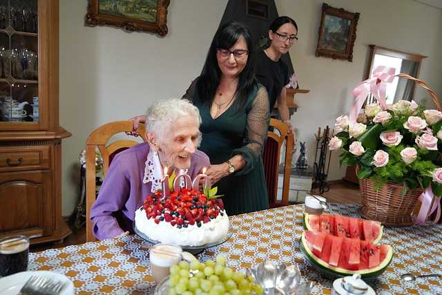 [FOTO] Pani Maria z Mokrzeszowa skończyła 100 lat! Poznajcie historię sympatycznej jubilatki 