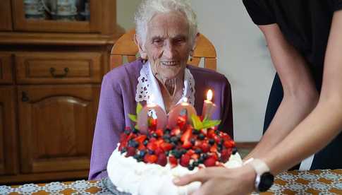 [FOTO] Pani Maria z Mokrzeszowa skończyła 100 lat! Poznajcie historię sympatycznej jubilatki 
