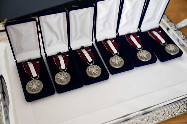 Wojewoda Maciej Awiżeń wręczył odznaki honorowe samorządowcom z Dolnego Śląska