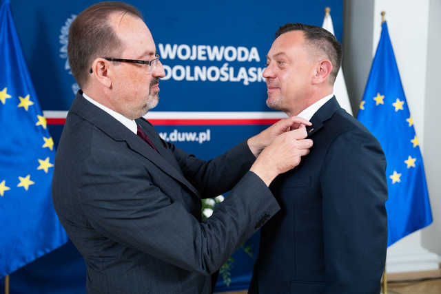 Wojewoda Maciej Awiżeń wręczył odznaki honorowe samorządowcom z Dolnego Śląska