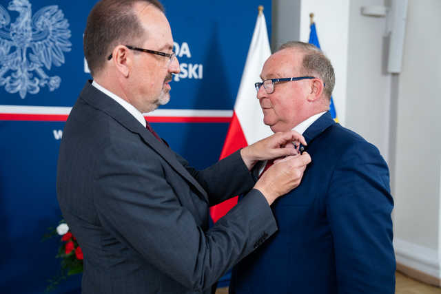 Wojewoda Maciej Awiżeń wręczył odznaki honorowe samorządowcom z Dolnego Śląska