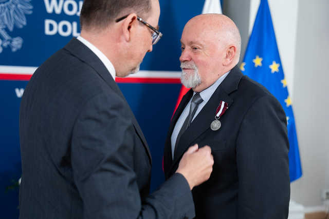 Wojewoda Maciej Awiżeń wręczył odznaki honorowe samorządowcom z Dolnego Śląska