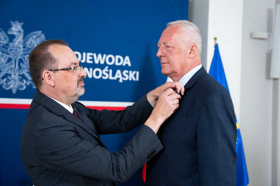 Wojewoda Maciej Awiżeń wręczył odznaki honorowe samorządowcom z Dolnego Śląska