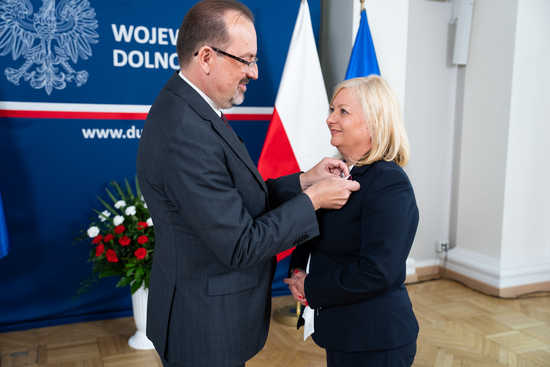 Wojewoda Maciej Awiżeń wręczył odznaki honorowe samorządowcom z Dolnego Śląska