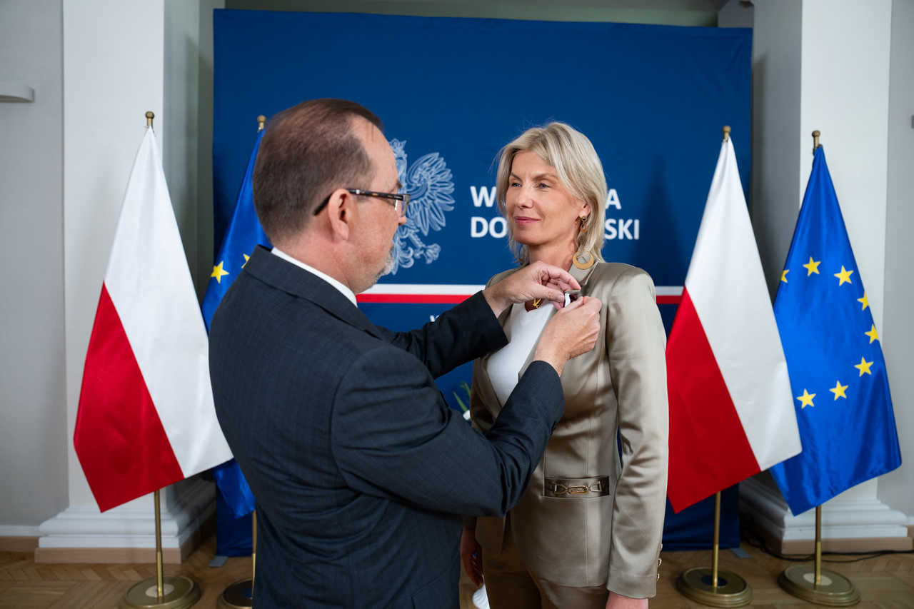 Wojewoda Maciej Awiżeń wręczył odznaki honorowe samorządowcom z Dolnego Śląska