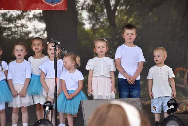 [FOTO] Zawody pożarnicze, występy najmłodszych i smaczne jadło na VII Festynie Parafialnym w Gniewkowie