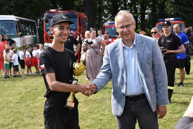 [FOTO] Zawody pożarnicze, występy najmłodszych i smaczne jadło na VII Festynie Parafialnym w Gniewkowie