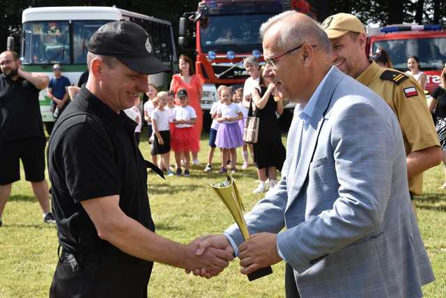 [FOTO] Zawody pożarnicze, występy najmłodszych i smaczne jadło na VII Festynie Parafialnym w Gniewkowie