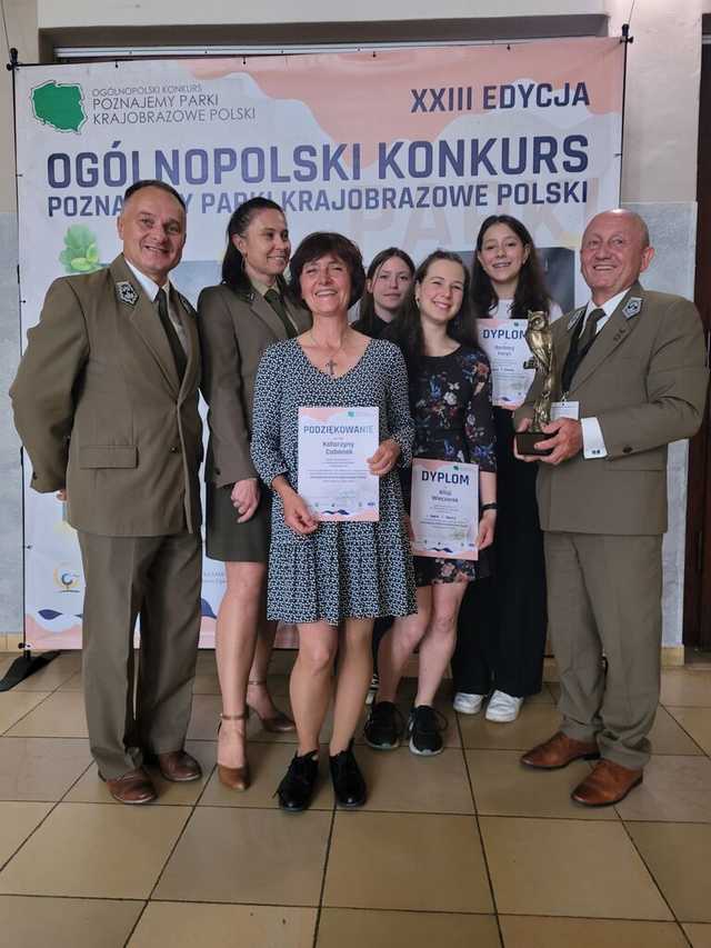 [FOTO] Wielki sukces uczennic ze Świebodzic na konkursie wiedzy o parkach krajobrazowych Polski