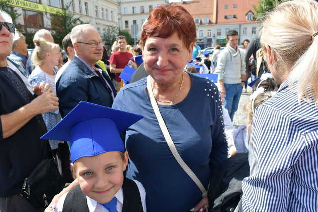 [FOTO] Uczniowie ostatnich klas szkół podstawowych zatańczyli poloneza na świebodzickim rynku