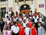 [FOTO] Uczniowie ostatnich klas szkół podstawowych zatańczyli poloneza na świebodzickim rynku