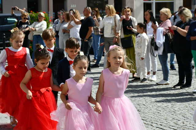 [FOTO] Uczniowie ostatnich klas szkół podstawowych zatańczyli poloneza na świebodzickim rynku