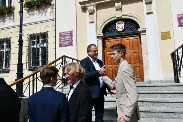 [FOTO] Uczniowie ostatnich klas szkół podstawowych zatańczyli poloneza na świebodzickim rynku
