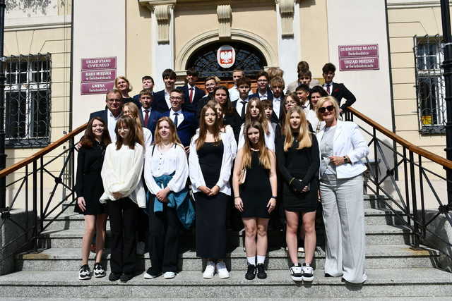 [FOTO] Uczniowie ostatnich klas szkół podstawowych zatańczyli poloneza na świebodzickim rynku