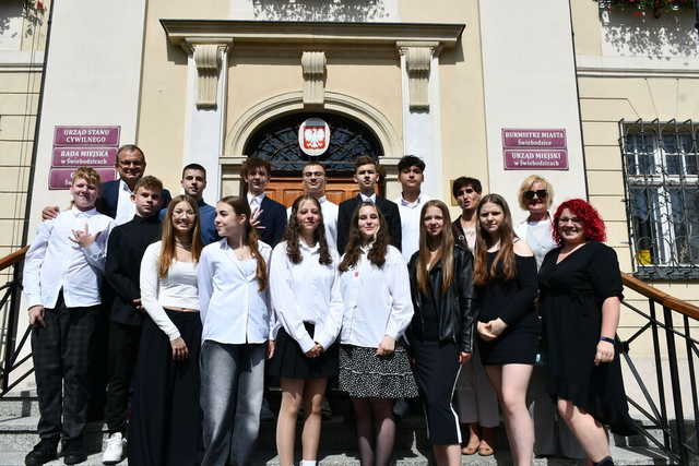 [FOTO] Uczniowie ostatnich klas szkół podstawowych zatańczyli poloneza na świebodzickim rynku
