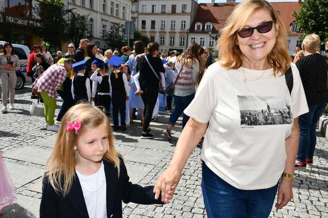 [FOTO] Uczniowie ostatnich klas szkół podstawowych zatańczyli poloneza na świebodzickim rynku